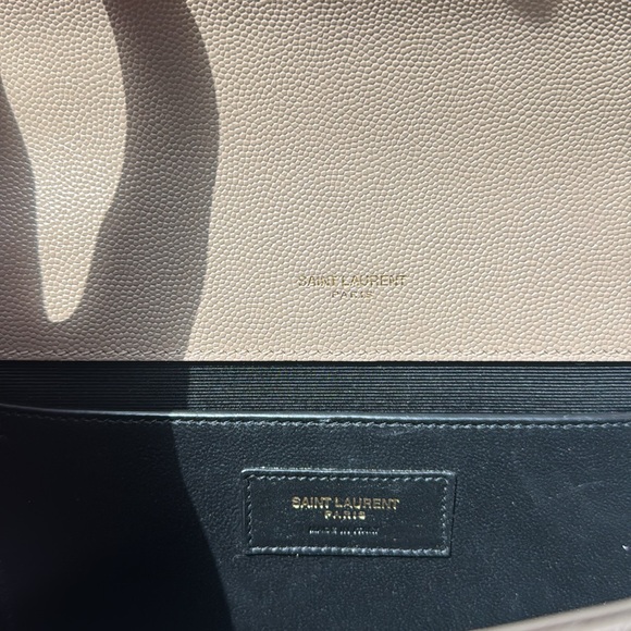 ENVELOPE MEDIUM IN QUILTED GRAIN DE POUDRE EMBOSSED LEATHER
DARK BEIGE - Picture 8 of 10